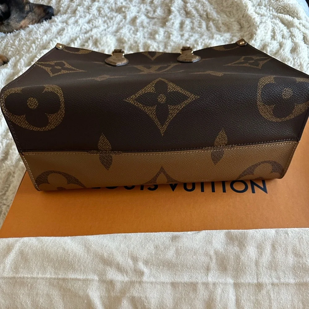 Louis Vuitton OnTheGo MM reverse Monogram Tote - Picture 5 of 11
